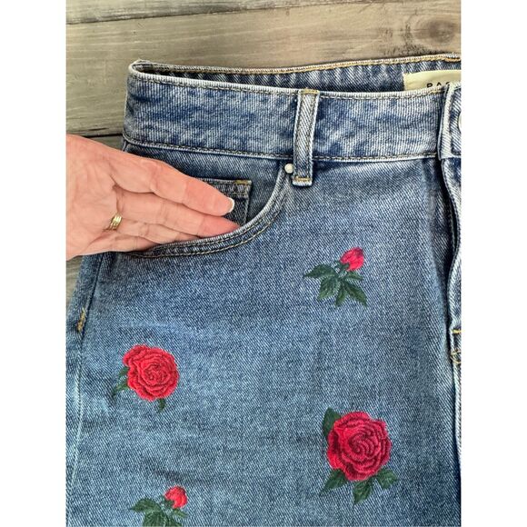 Pacsun Red Rose Embroidered‎ Denim Jean Mini Skirt Raw Hem Size 28 Y2K - Picture 7 of 11